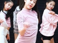 小姐姐跳光明,小姐姐演绎青春活力