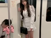 地铁小姐姐吃薯条视频,地铁美食新风尚