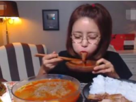 南京小姐姐吃宽粉,南京小姐姐的宽粉美食之旅