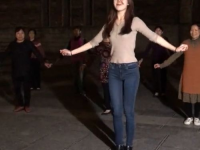 带娃跳广场舞小姐姐,带娃共舞的温馨瞬间